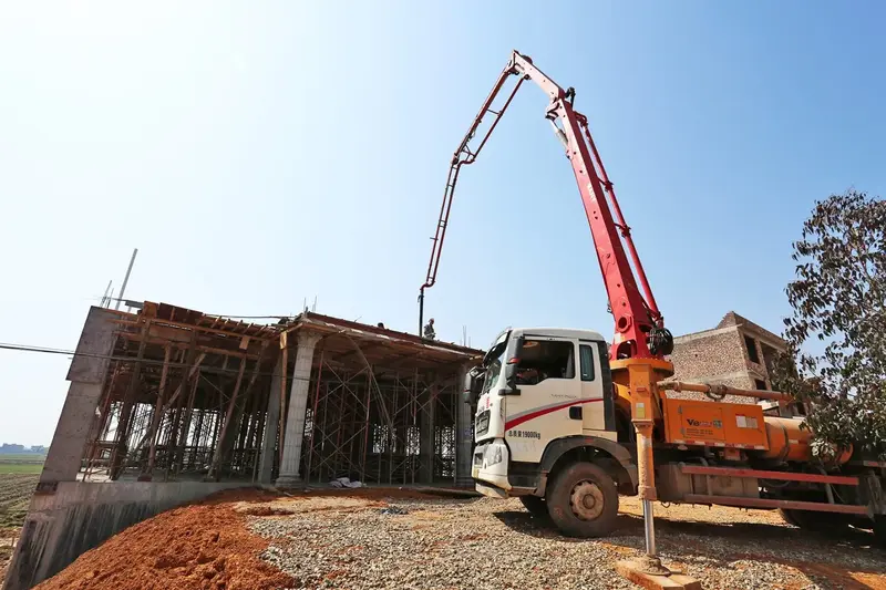 Một mẫu máy bơm bê tông tươi tự động đang được sử dụng rộng rãi