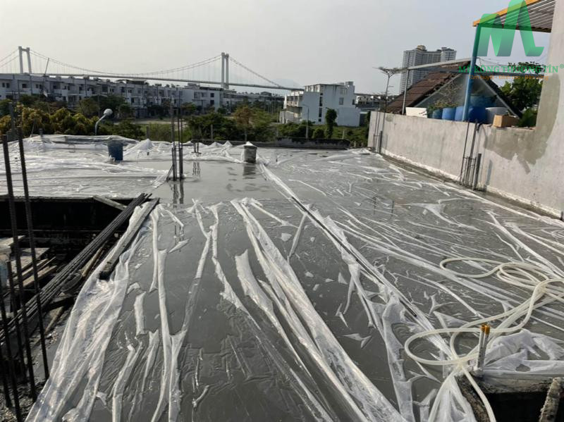 Bê tông sau khi đổ cần được bảo quan chắc chắn bằng việc che giữ độ ẩm