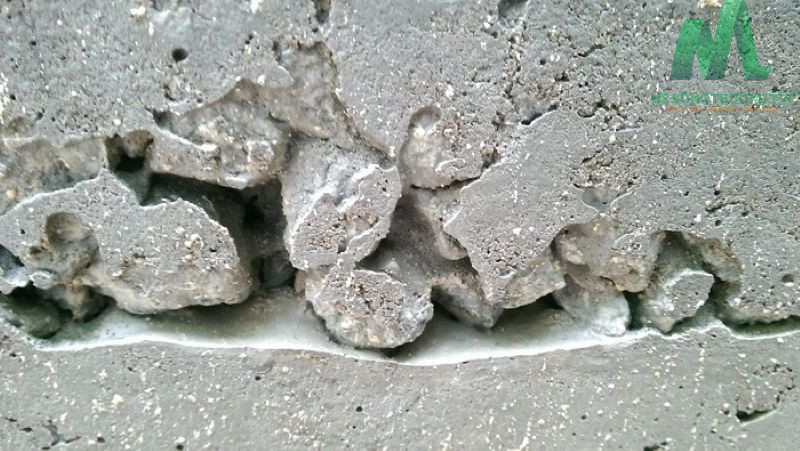 Bề mặt bê tông bị rỗ bởi trời mưa to Bề mặt bê tông bị rỗ bởi trời mưa to