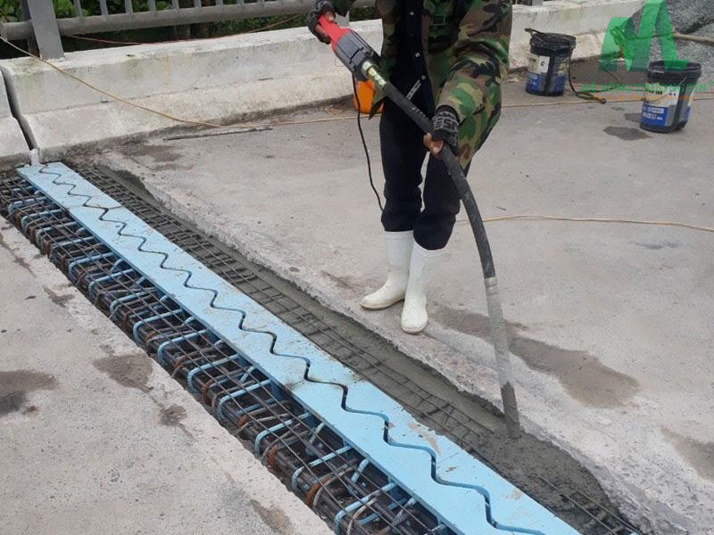 Sau khi đổ bê tông cần tạo khe để tạo sự co giãn