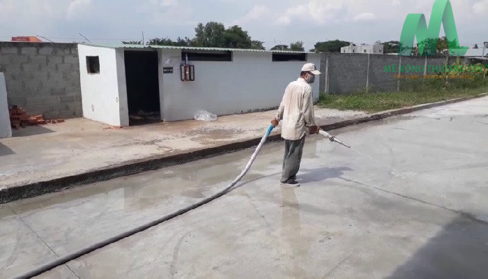Phun nước cho bê tông