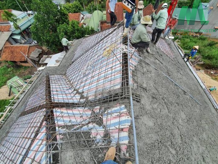 Phương án thi công đổ bê tông mái dốc không phải ai cũng biết 4 đổ bê tông mái dốc