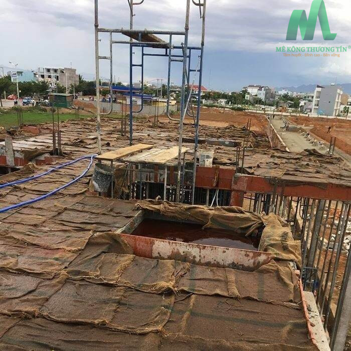 Giữ bề mặt bê tông luôn ẩm ướt