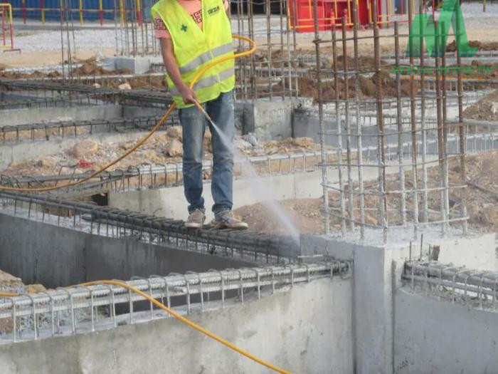 Tưới nước sau khi đổ bê tông cần những gì để đạt chuẩn