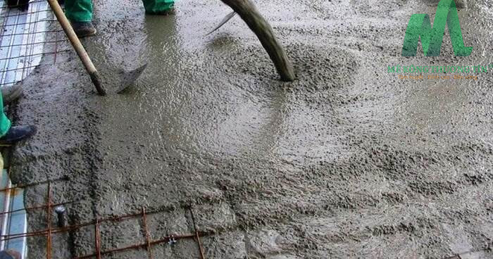 Sử dụng nguyên vật liệu không đảm bảo chất lượng khiến cho bê tông bị phân tầng 