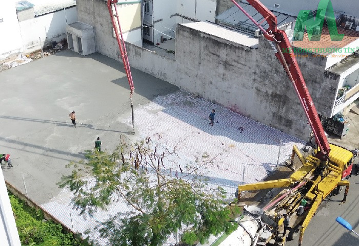 Thực hiện vệ sinh mặt sàn sạch sẽ trước khi thi công