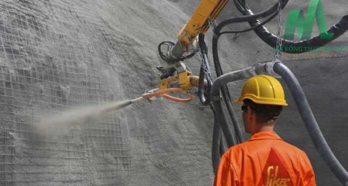 Bê tông phun được sử dụng để cố định đá kết dính kém hay nền đất mềm
