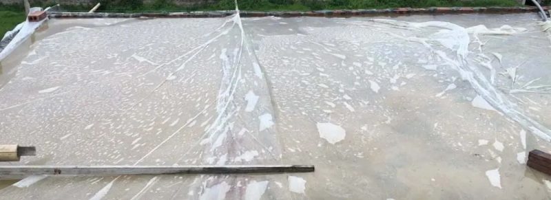 Bê tông đổ mái mác bao nhiêu là chuẩn? Hướng dẫn chi tiết 5 Phủ bạt trên bề mặt bê tông để bảo vệ khi trời mưa