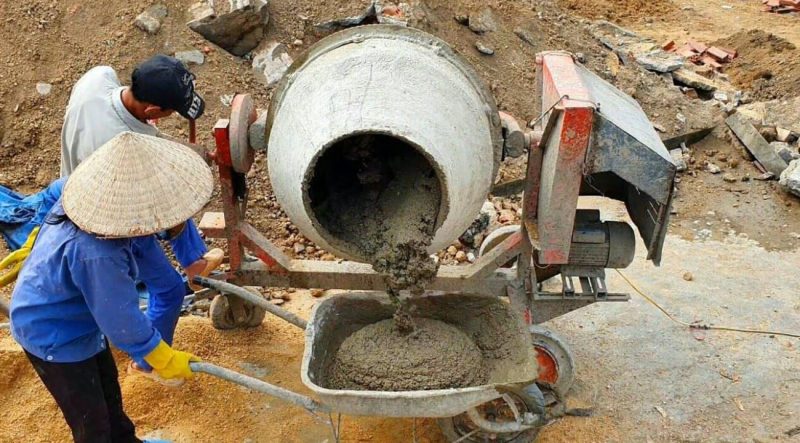 Bê tông được trộn thủ công bằng sức người