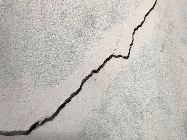 Tại sao xuất hiện nứt sàn bê tông? cách xử lý đúng kỹ thuật. 5 Vết nứt sâu ảnh hướng đến kết cấu công trình