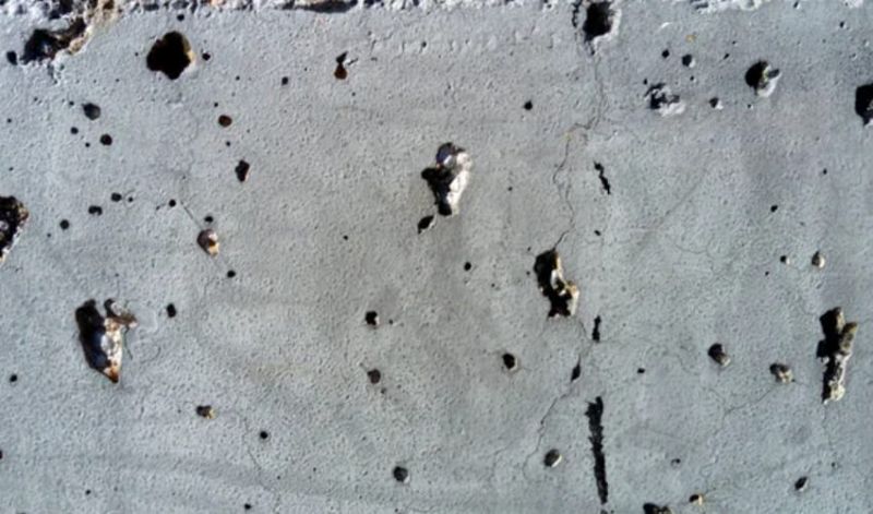 Bề mặt sàn bê tông bị rỗ 