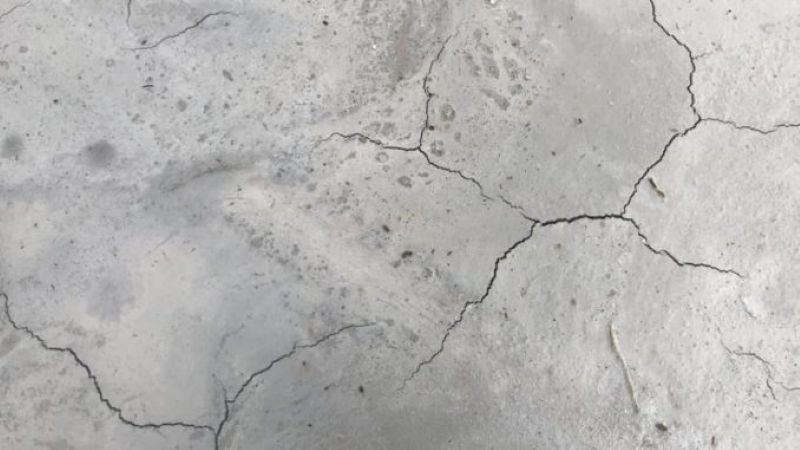 Bề mặt sàn bê tông bị nứt sau khi hoàn thiện 