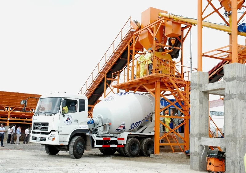 Bê tông tươi được đưa vào xe để chở đến các công trình