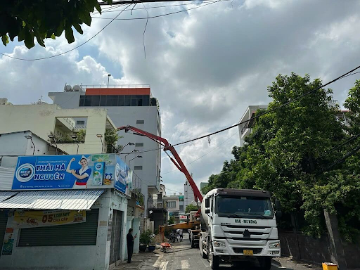 Xe thi công của Mê Kông Thương Tín tại công trình