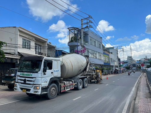 Xe bồn chở bê tông tươi quận 9 của Mê Kông Thương Tín tại công trình