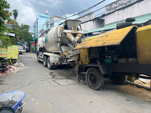 Xe vận chuyển và thi công bê tông tươi quận 11 của Mê Kông Thương Tín tại công trường