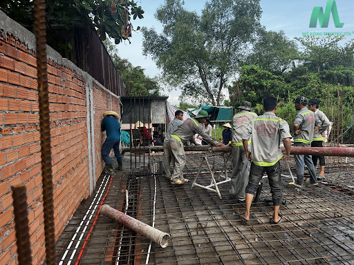 Công nhân đang đổ bê tông tươi của Mê Kông Thương Tín tại công trình