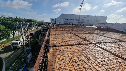 Đội ngũ công nhân đang thi công bê tông tươi quận 8 tại công  trường