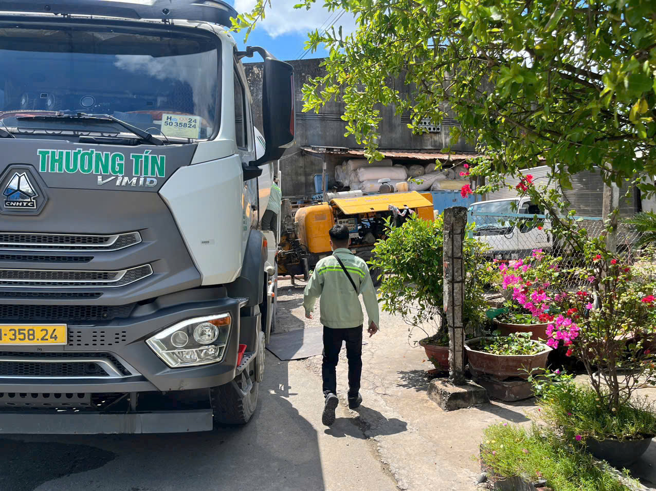 Bê Tông Tươi Quận 5: Giá Cả Cạnh Tranh, Cam Kết Đủ Mác Kỹ Thuật 3 Công nhân thi công đổ bê tông tươi quận 5 tại công trình thực tế