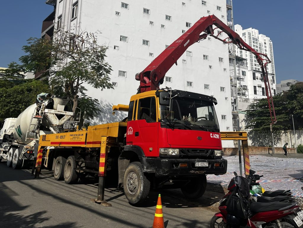 Xe bê tông tươi quận 1 của Mê Kông Thương Tín tại công trình
