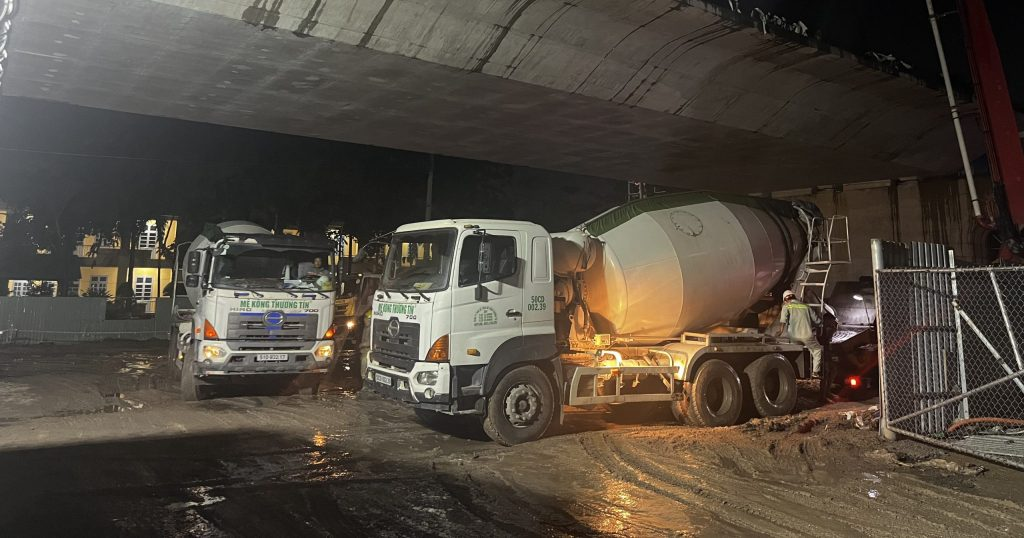 Xe chở bồn bê tông tươi quận 2 tại công trường