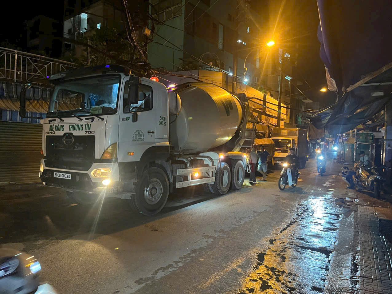 Mua Bê Tông Tươi Quận 6 Giá Rẻ - Dịch Vụ Cung Ứng Chuyên Nghiệp 5 Xe bê tông tươi quận 6 của Mê Kông Thương Tín tại công trình xây dựng