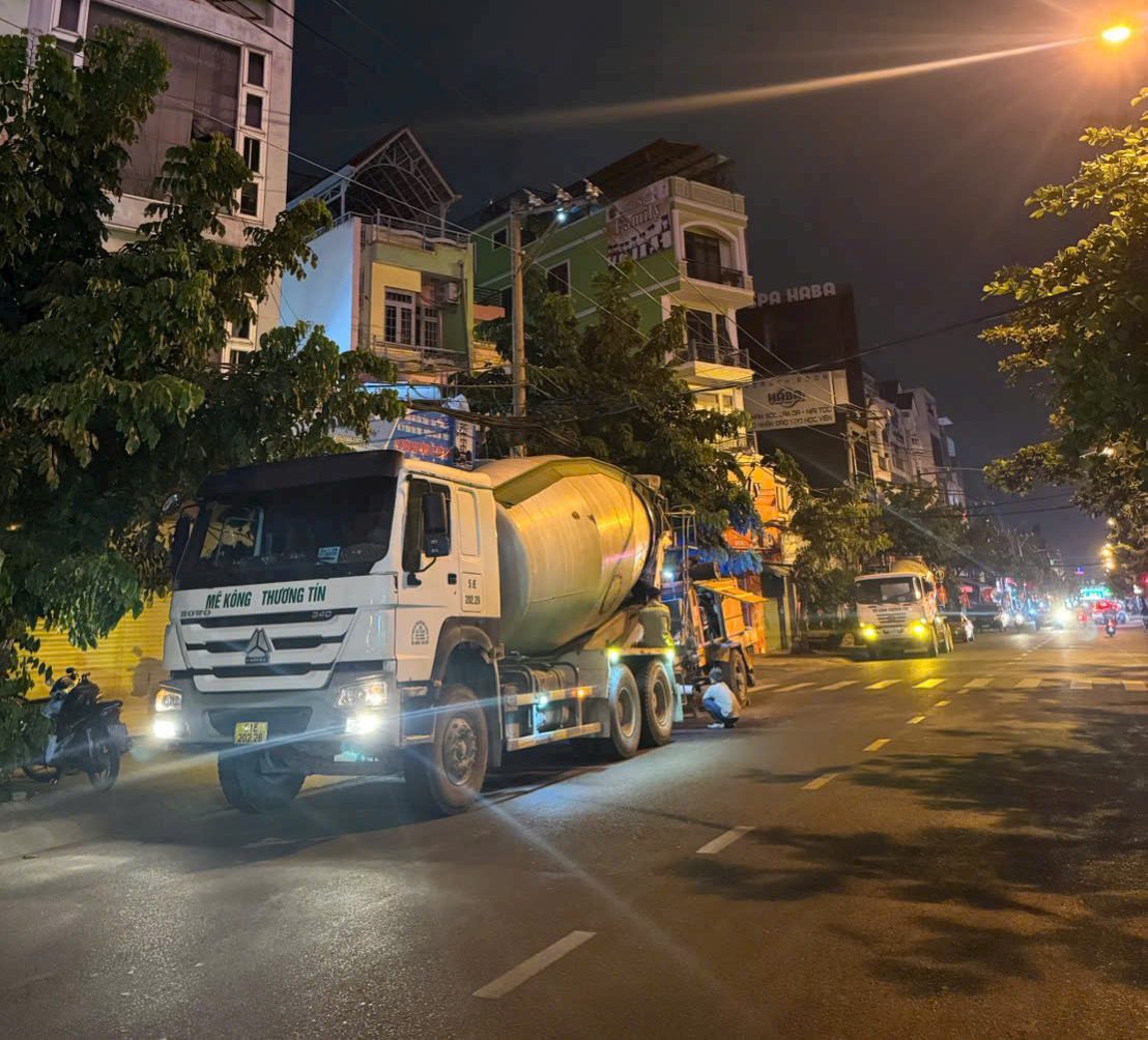 Xe bồn chở bê tông tươi quận 3 của Mê Kông Thương Tín tại công trình