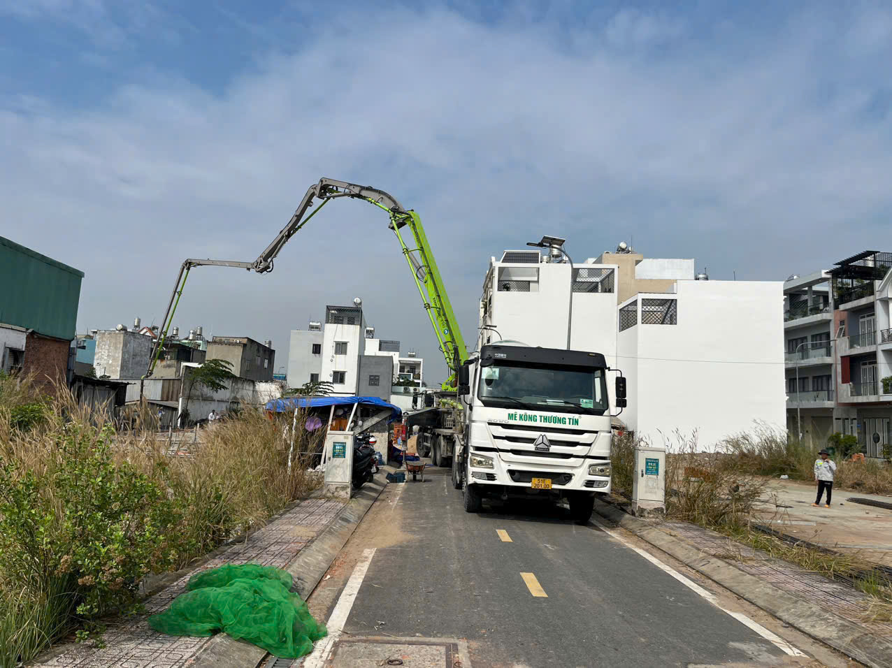 Xe vận chuyển bê tông tươi kết hợp cùng xe xử lý công trình