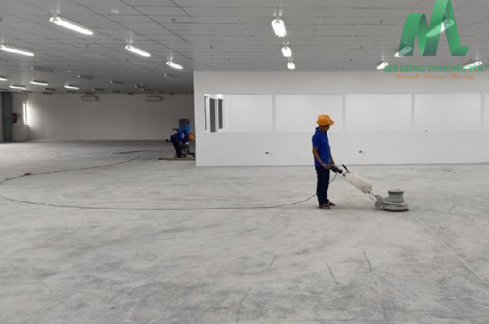 Vệ sinh bề mặt trước khi sơn sàn