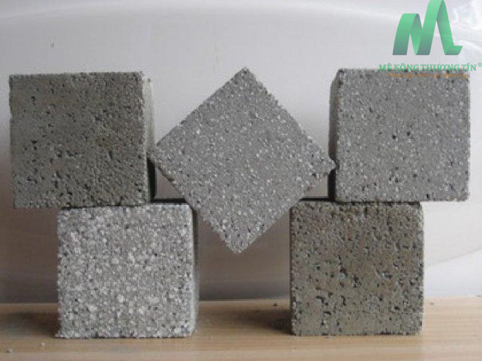 Sản phẩm đã được trộn sẵn từ các nguyên liệu như cát, đá, xi măng và nước