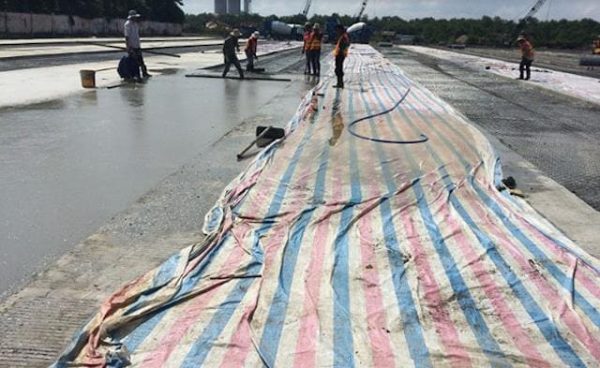 Cần che phủ bê tông khi trời mưa để bảo dưỡng bê tông tốt nhất