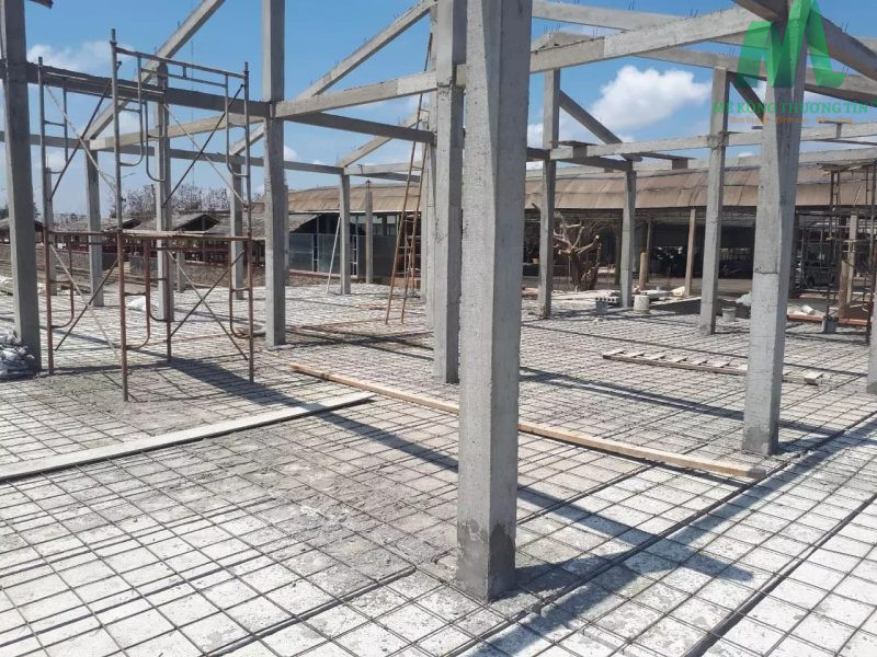 Chỉ đổ bê tông cột khi móng đã đủ cứng để chịu tải