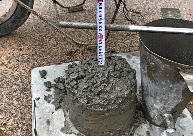 Bê tông sàn mác bao nhiêu? Tiêu chuẩn chọn đúng cho từng công trình 5 Kiểm tra độ sụt để đảm bảo chất lượng bê tông