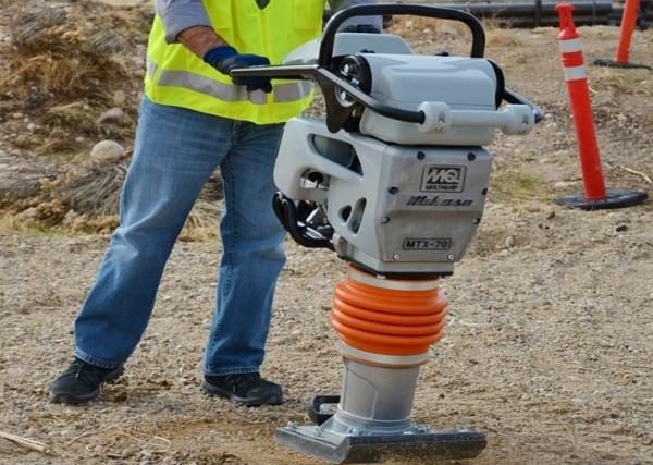 Sử dụng máy đầm bê tông khi thi công bê tông 