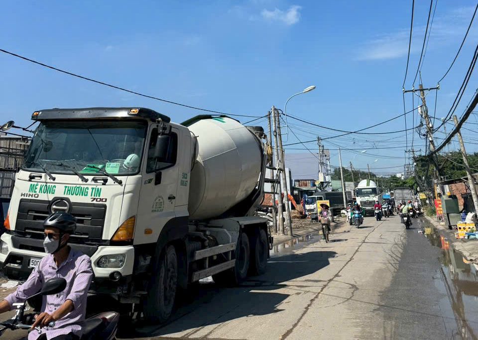 Xe vận chuyển bê tông tươi kết hợp cùng xe xử lý công trình
