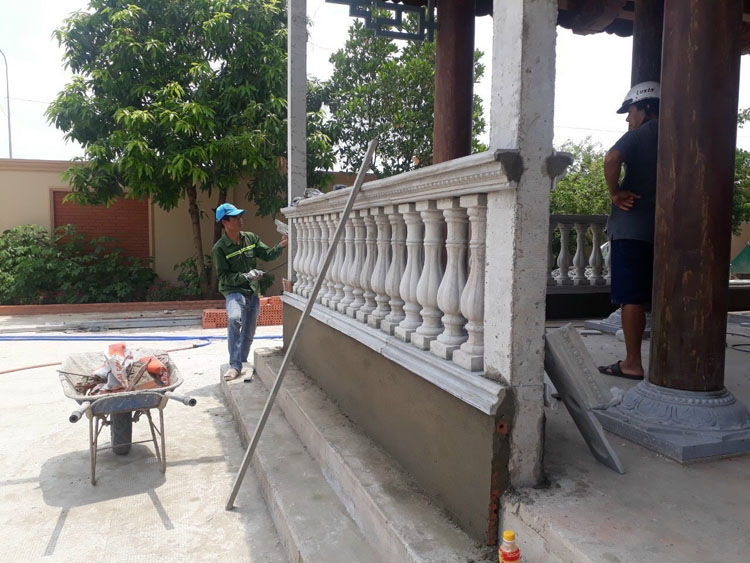 Công nhân thì công lục bình bê tông