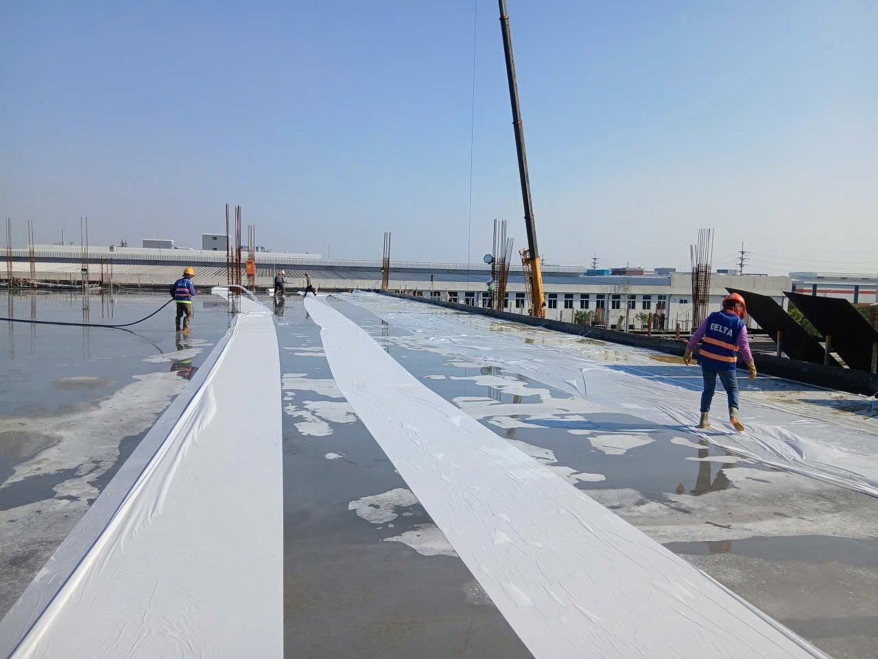 Trải một lớp màng nilon chống thấm dày dặn nhằm ngăn ngừa sự mất nước của hỗn hợp bê tông