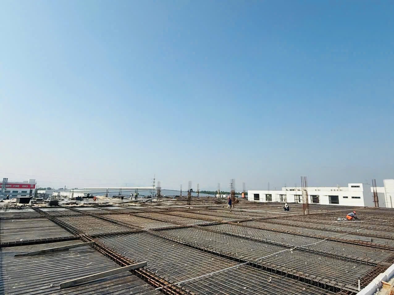 Bảo dưỡng và nghiệm thi công trình đóng vai trò then chốt trong việc kiểm soát vết nứt sau thi công