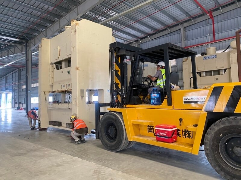 Thi công phải lưu ý phải chịu tải được xe nâng và máy móc công nghiệp khổng lồ