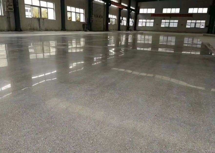 Phủ thêm Hardener để bảo vệ sàn bê tông