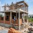Cấu trúc khung bê tông cốt thép vững chắc của một công trình nhà phố đang trong giai đoạn xây thô