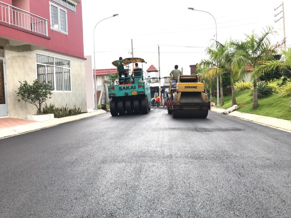Bê Tông Tươi Hay Bê Tông Trộn Tốt Hơn? So Sánh Chi Tiết Để Chọn Đúng Cho Công Trình 7 Thi công đường nội bộ khu dân cư