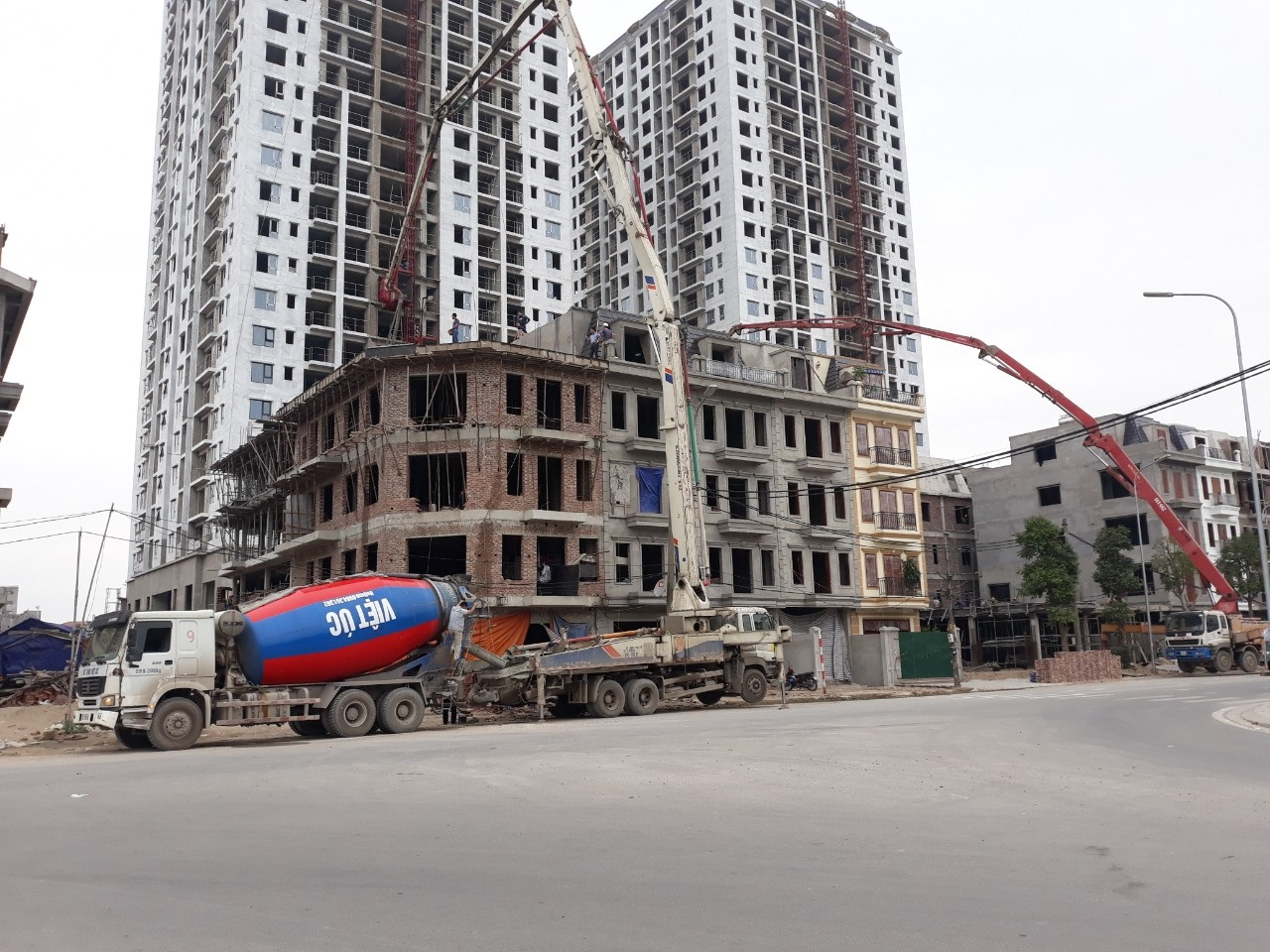 Bơm Bê Tông Lên Tầng Cao: Phương Pháp, Thiết Bị Và Lưu Ý 5 Các yếu tố ảnh hưởng đến việc bơm bê tông lên tầng cao