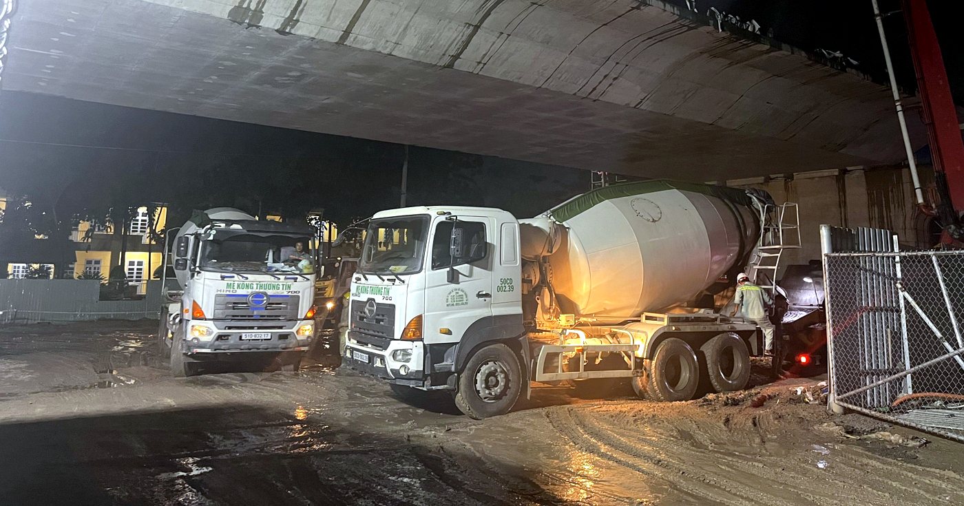 Bê tông tươi mác 300 giá cao hơn mác 250 xe bồn giao bê tông mác 250 tại công trình tại Sân Bay Tân Sơn Nhất Quận Tân Bình