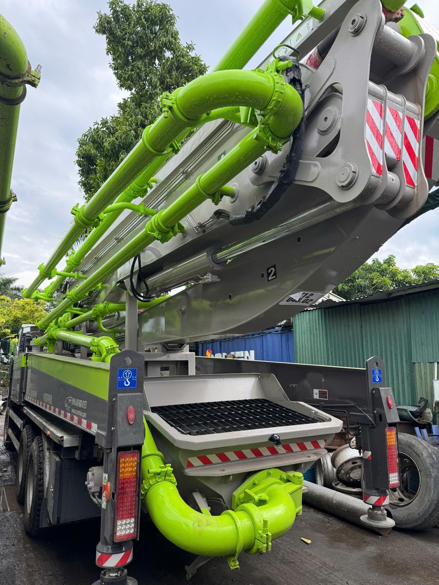 Cần bơm và phễu nạp bê tông phía sau xe bơm cần