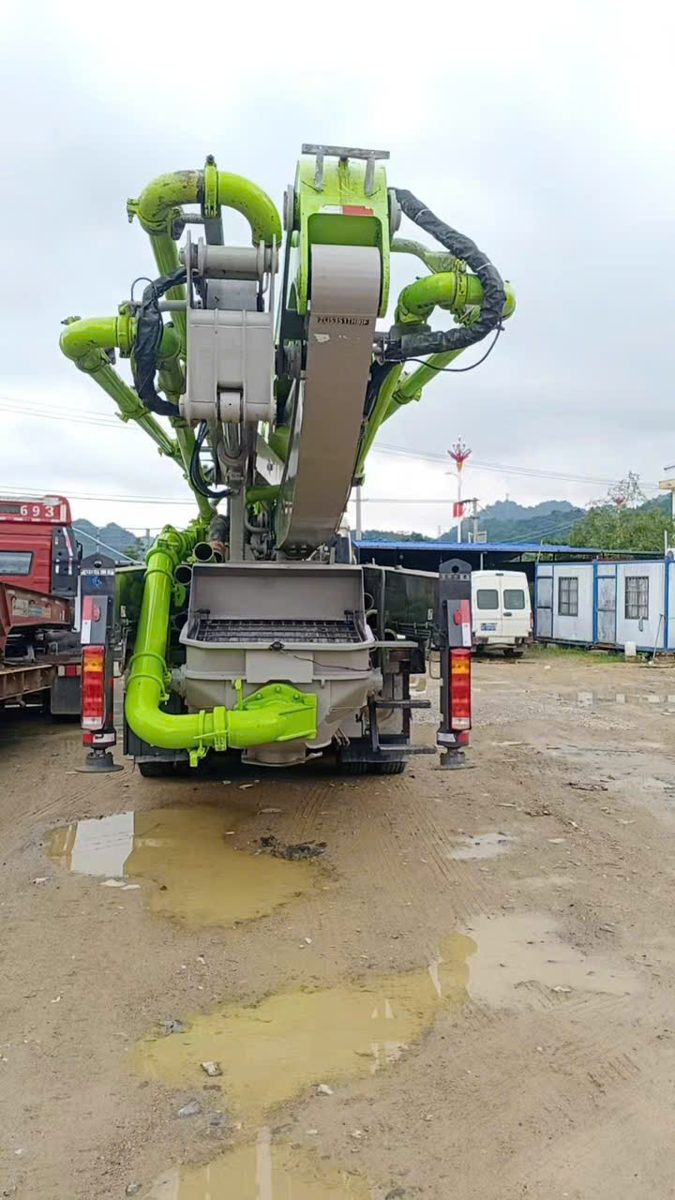 Cần bơm gập gọn khi xe bơm di chuyển