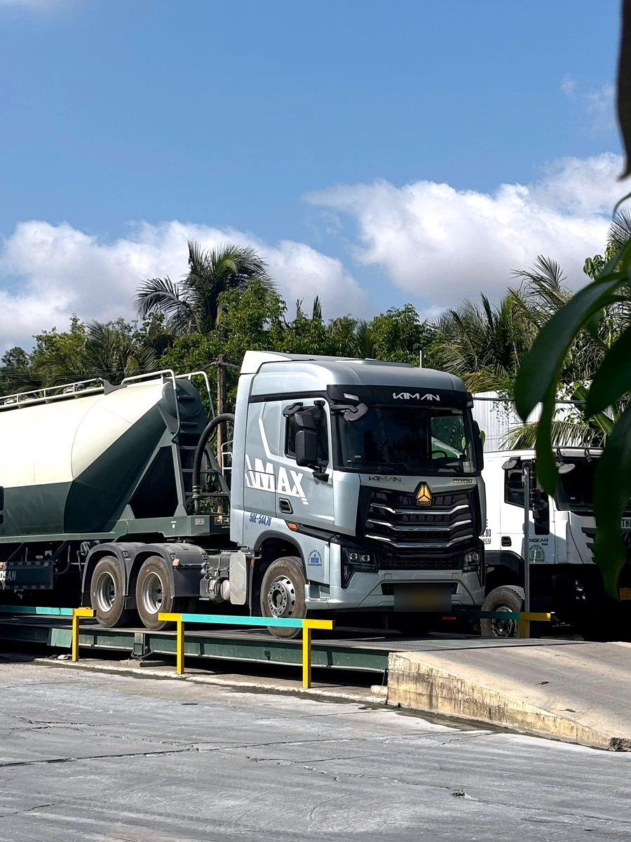 Xe bồn chở xi măng xá Mê Kông Thương Tín
