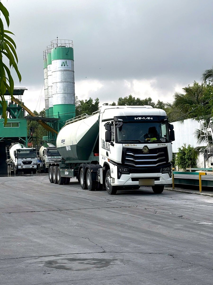 Xe bồn xi măng xá Mê Kông Thương Tín tại trạm