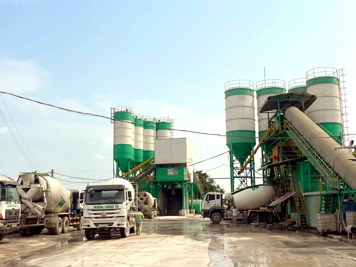 Xe bồn xả xi măng xá vào silo trạm trộn